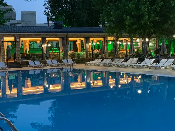Бассейн при отеле Radisson